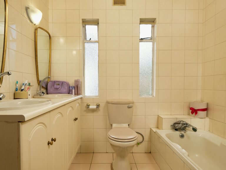 ¿Qué hacer para eliminar olores en el baño?